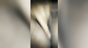 Ein jungfräuliches Dorfmädchen vergnügt sich mit ihren Fingern in einem nackten MMS-Video 2 min 20 s