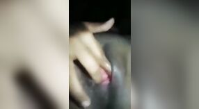 Une villageoise vierge se fait plaisir avec ses doigts dans une vidéo MMS nue 2 minute 30 sec