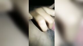 Ein jungfräuliches Dorfmädchen vergnügt sich mit ihren Fingern in einem nackten MMS-Video 2 min 40 s
