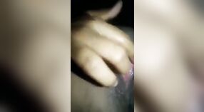 Una vergine villaggio ragazza piaceri se stessa con le dita in un nudo MMS video 2 min 50 sec