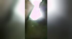 Une villageoise vierge se fait plaisir avec ses doigts dans une vidéo MMS nue 0 minute 0 sec