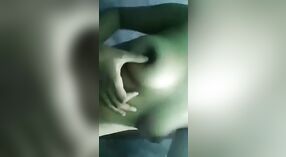 Une villageoise vierge se fait plaisir avec ses doigts dans une vidéo MMS nue 0 minute 40 sec