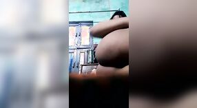 Indiano village ragazza gode diteggiatura se stessa su macchina fotografica 2 min 30 sec