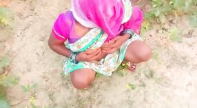 Desi village aunty gets pounded in een open veld 1 min 40 sec