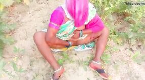 Desi village aunty gets pounded in een open veld 2 min 20 sec