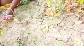 देसी व्हिलेज आंटी एका मोकळ्या शेतात धडकी भरली 4 मिन 20 सेकंद