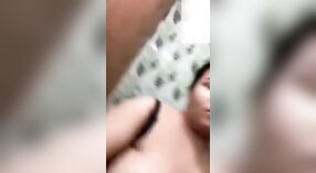 Una ragazza del villaggio con grandi tette prende in giro e piace in VKontakte video 1 min 20 sec