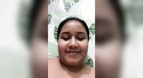 Seorang gadis desa dengan payudara besar menggoda dan menyenangkan dalam video VKontakte 4 min 00 sec