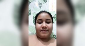 Seorang gadis desa dengan payudara besar menggoda dan menyenangkan dalam video VKontakte 4 min 10 sec