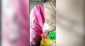 Desi dorp meisje pleasures haarzelf met een video call 1 min 20 sec
