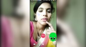 Gadis desa desi menyenangkan dirinya sendiri dengan panggilan video 1 min 50 sec