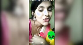 Desi dorp meisje pleasures haarzelf met een video call 2 min 00 sec