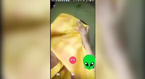 Desi village ragazza piaceri se stessa con un video chiamata 2 min 10 sec