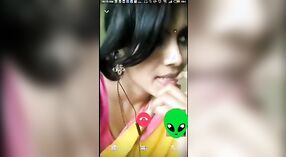 Desi Village Girl通过视频通话感到愉悦 2 敏 30 sec