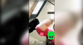 Gadis desa desi menyenangkan dirinya sendiri dengan panggilan video 3 min 20 sec