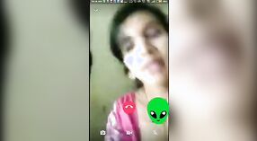 Desi dorp meisje pleasures haarzelf met een video call 3 min 30 sec