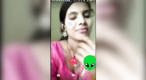 Desi village ragazza piaceri se stessa con un video chiamata 0 min 50 sec