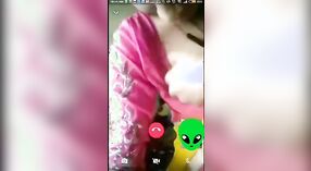 Desi Village Girl通过视频通话感到愉悦 1 敏 10 sec