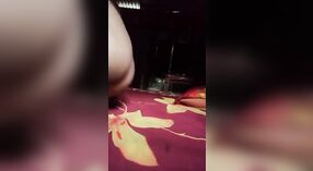 Sexy ragazza europea indulge in anale giocare con una bottiglia 5 min 20 sec