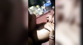 Desi casal caseiro vídeo pornô é um must-watch 1 minuto 40 SEC