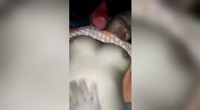 El coño peludo de Dehati es golpeado por su amante en este video caliente 3 mín. 50 sec