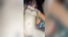 El coño peludo de Dehati es golpeado por su amante en este video caliente 4 mín. 00 sec