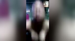 Sexy Assamese dorp meisje speelt met groenten in sexy video 3 min 20 sec