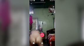 Sexy Assamese wsi dziewczyna bawi się z warzywami w sexy wideo 3 / min 40 sec