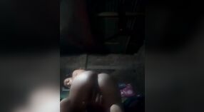 Um tesão de menina se entrega a alguns auto-prazer em sua aldeia 4 minuto 00 SEC