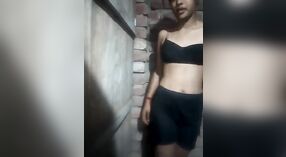 Una chica cachonda se entrega a un poco de placer personal en su pueblo 0 mín. 30 sec