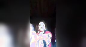 Desi village girl ' s sexy poesje show in een Naakt video voor haar minnaar 0 min 0 sec