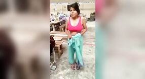 Indisch dorp meisje met grote borsten heeft seks met haar fabriek directeur 0 min 0 sec