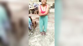 Indisch dorp meisje met grote borsten heeft seks met haar fabriek directeur 0 min 30 sec