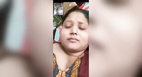 Desi Village Aunty在色情视频通话中炫耀她的大胸部 0 敏 0 sec