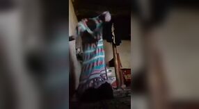 Uma impressionante desi menina com peitos sensuais envia um fumegante mensagem 3 minuto 10 SEC