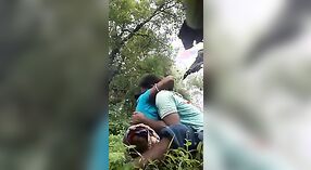 Aventura sexual al aire libre de una pareja de pueblo al aire libre 0 mín. 0 sec