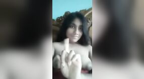 Desi dorp meisje pronkt haar rondingen en neemt selfies 1 min 10 sec