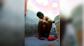 Pura Desi nu mostrar: um sensual Bathtime 1 minuto 00 SEC