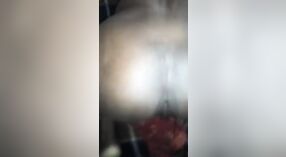 Một cô gái tóc nâu oi bức từ nông thôn được nhặt và fucked trong video desi này 2 tối thiểu 40 sn