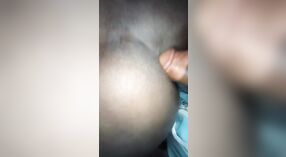 Một cô gái tóc nâu oi bức từ nông thôn được nhặt và fucked trong video desi này 3 tối thiểu 40 sn