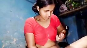 Desi Village的妻子在一个热气腾腾的视频中获得了她的香蕉充满猫的手指和性交 1 敏 30 sec