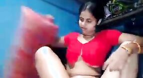 Desi Village的妻子在一个热气腾腾的视频中获得了她的香蕉充满猫的手指和性交 1 敏 50 sec