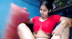 Desi village moglie prende lei banana-riempita micio fingered e scopata in un steamy video 1 min 50 sec