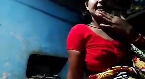 Istri desa Desi meraba vaginanya yang berisi pisang dan bercinta dalam video beruap 0 min 0 sec