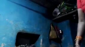 Desi Village的妻子在一个热气腾腾的视频中获得了她的香蕉充满猫的手指和性交 0 敏 50 sec