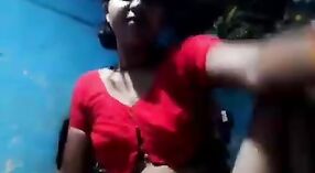 Istri desa Desi meraba vaginanya yang berisi pisang dan bercinta dalam video beruap 1 min 00 sec