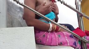 Bhabhi du village indien devient intime avec un garçon d'eau dans une vidéo porno 3 minute 20 sec