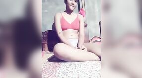 Adolescente de Bangla village toma selfies desnudas para el placer de MMS 4 mín. 00 sec