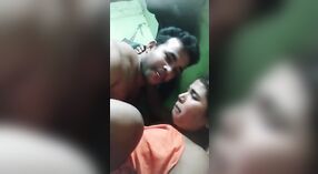 Bangla, una chica india regordeta, se entrega al amor apasionado con un hombre negro 1 mín. 50 sec