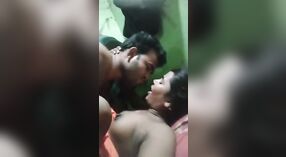 بنگلہ ، ایک بولڈ بھارتی لڑکی ، ایک سیاہ فام آدمی کے ساتھ پرجوش lovemaking میں ملوث 3 کم از کم 30 سیکنڈ